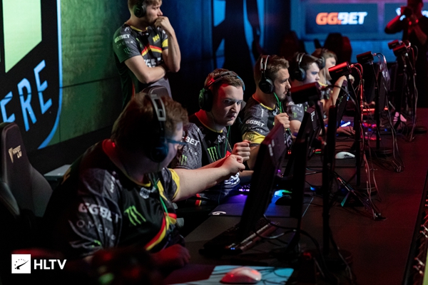 一队以烟雾 一队以烟雾