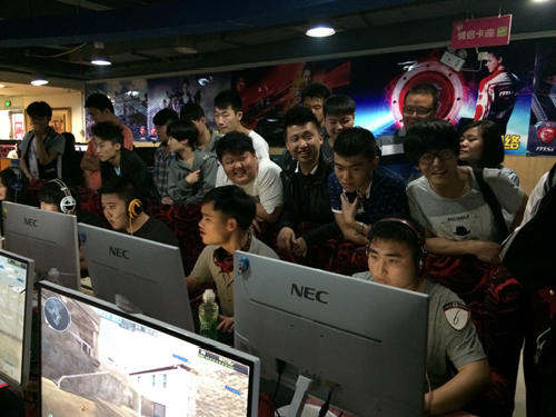 他在右半空 他在右半空